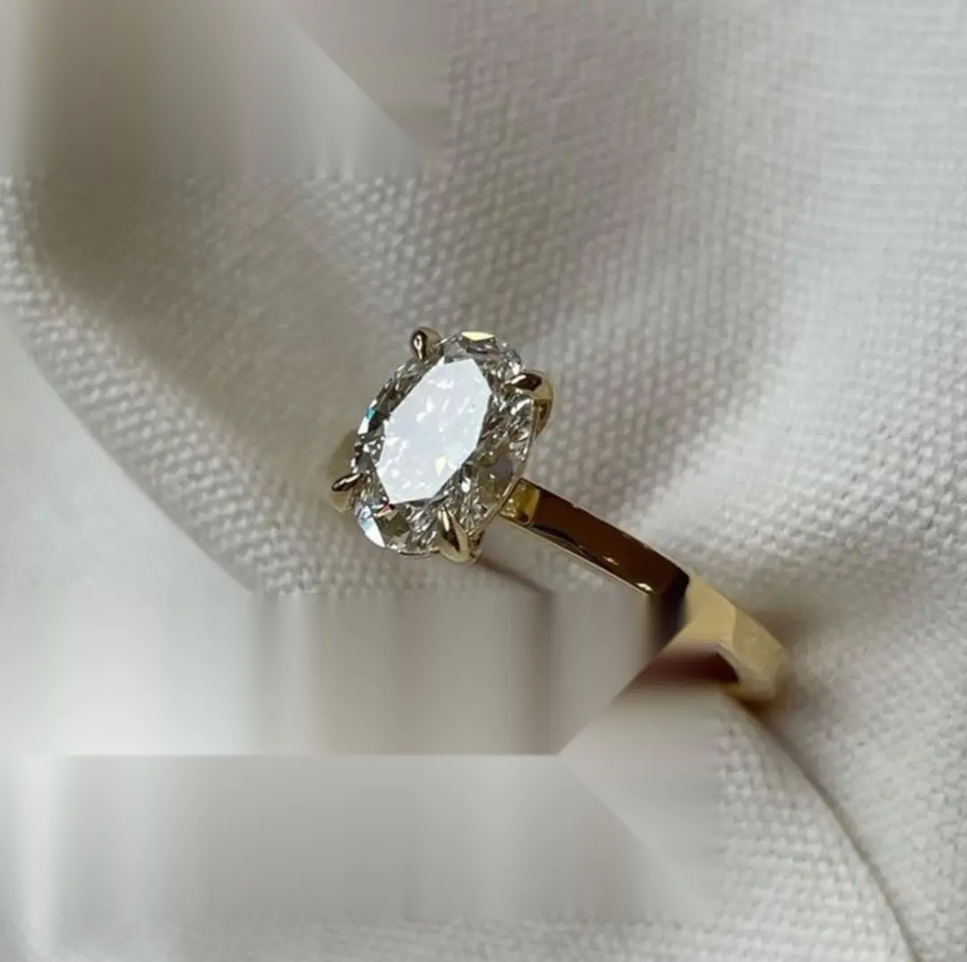 Anillo del taller sobre lino con la marca Rivera
